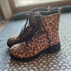 ✨Cheetah print boots!✨
